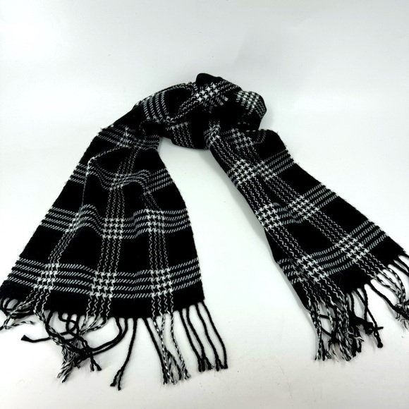 Unbranded 100% Cashmere Black & White Scarf with Fringe - Made in Scotland - Picture 1 of 7